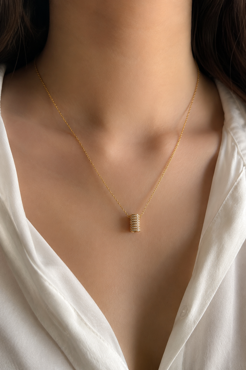 Elegant gold necklace with sparkling pendant