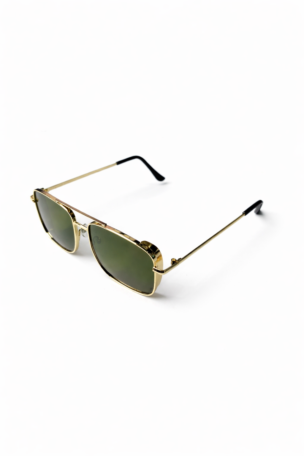Aviator sunglasses with gold frame