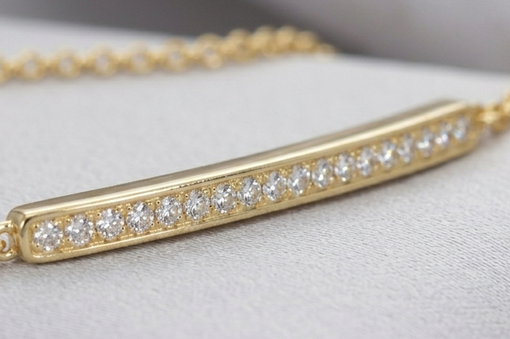 Elegant gold bracelet with cubic zirconia