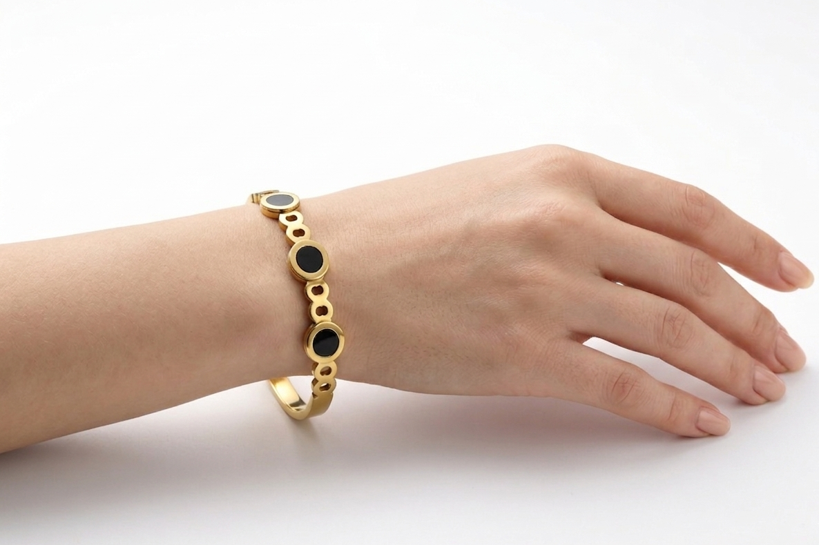Elegant gold bracelet with onyx details